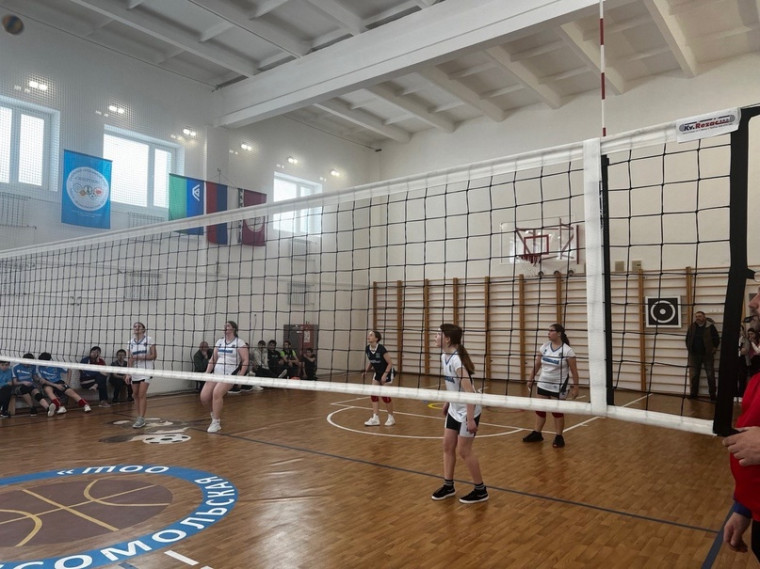 22 марта 2024 г. на базе МБОУ «Комсомольская ООШ» в рамках XXIV спартакиады школьников Октябрьского района прошли соревнования по волейболу среди девушек и юношей.